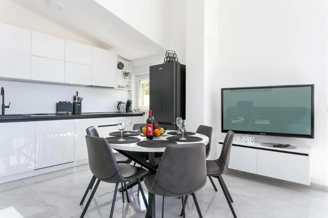 Villa Palavra - Apartments With Amazing Views And Shared Heated Pool Trogir
