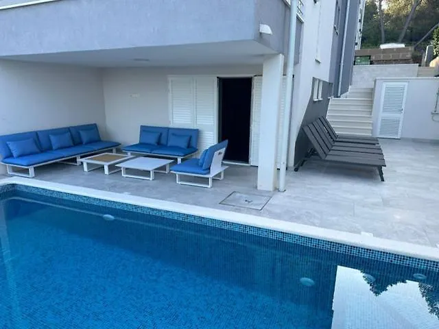 Villa Palavra - Apartments With Amazing Views And Shared Heated Pool Trogir