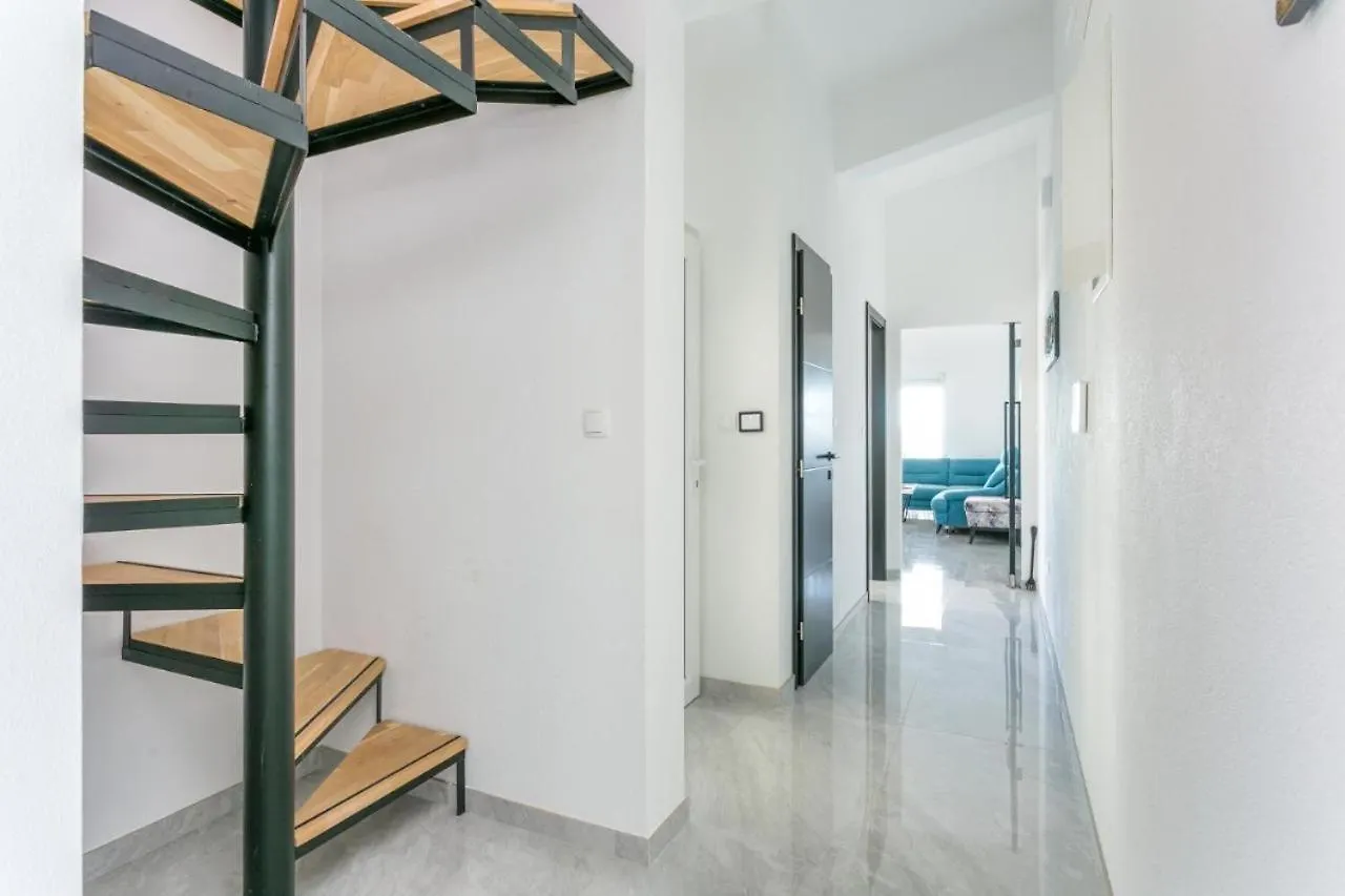 Villa Palavra - Apartments With Amazing Views And Shared Heated Pool Trogir