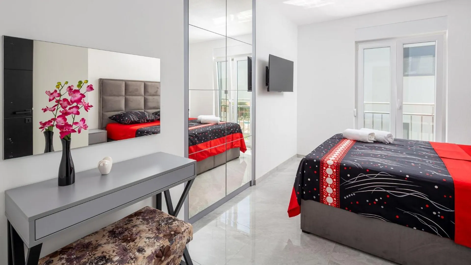 Villa Palavra - Apartments With Amazing Views And Shared Heated Pool Trogir
