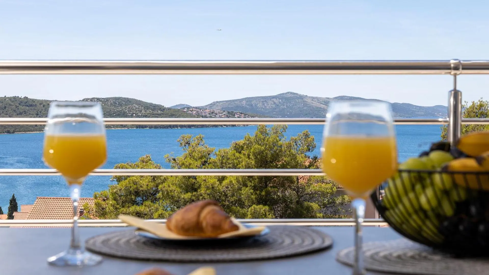 Villa Palavra - Apartments With Amazing Views And Shared Heated Pool Trogir
