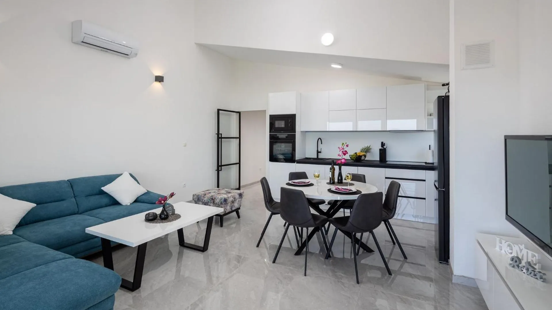 Villa Palavra - Apartments With Amazing Views And Shared Heated Pool Trogir