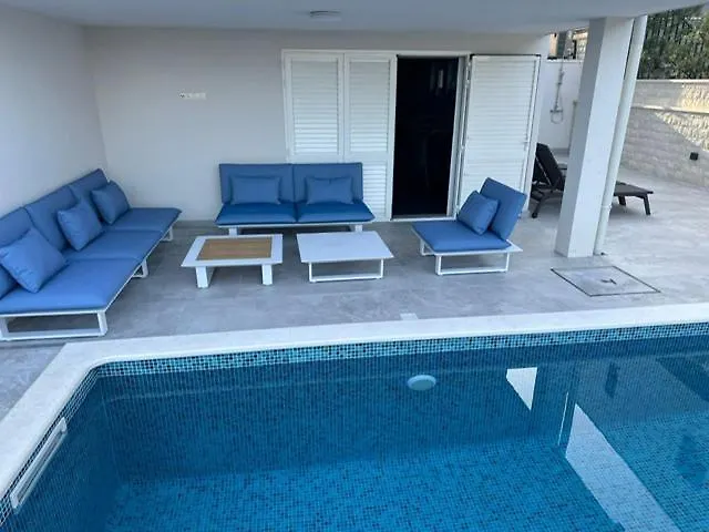 Villa Palavra - Apartments With Amazing Views And Shared Heated Pool Trogir 0*,
