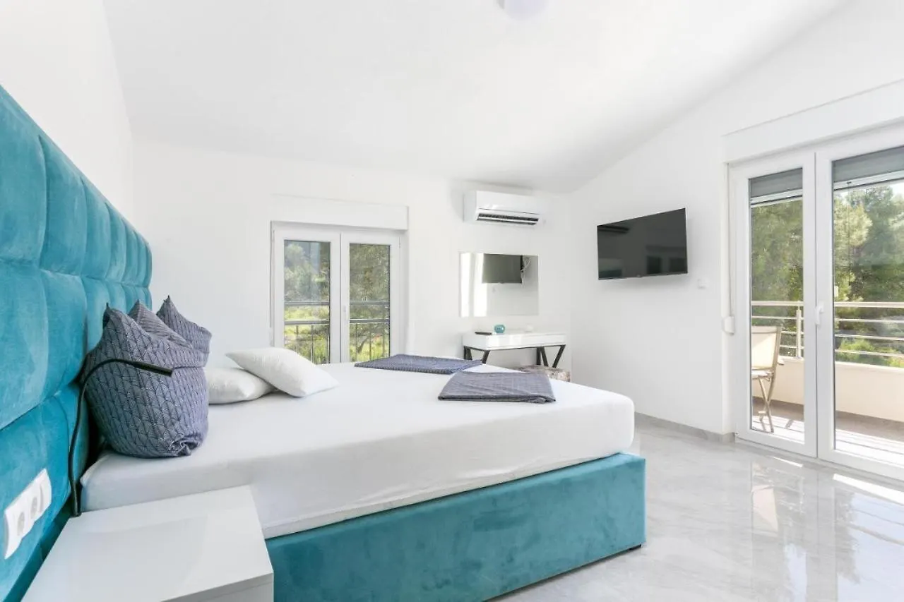 Villa Palavra - Apartments With Amazing Views And Shared Heated Pool Trogir