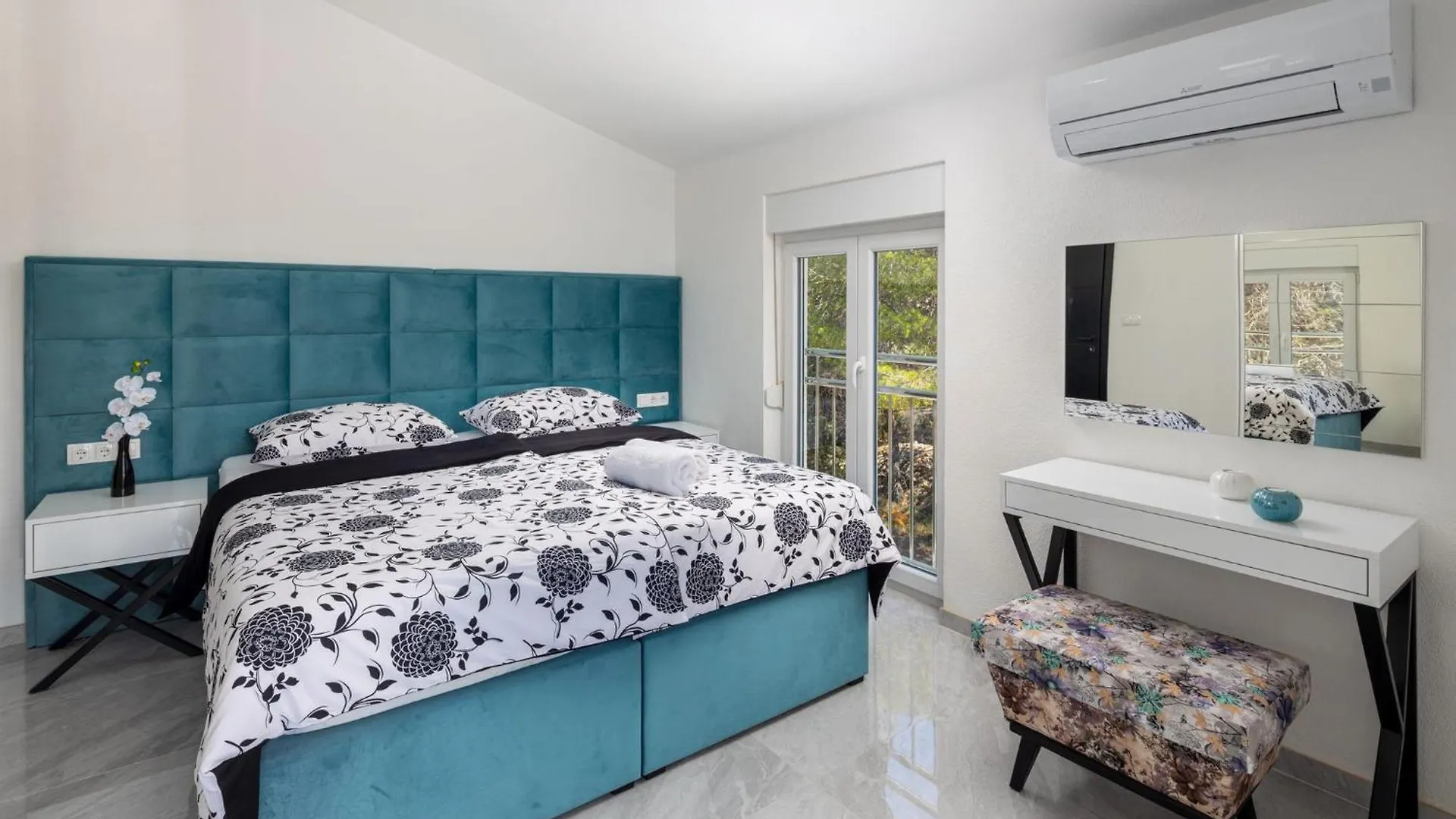 Villa Palavra - Apartments With Amazing Views And Shared Heated Pool Trogir