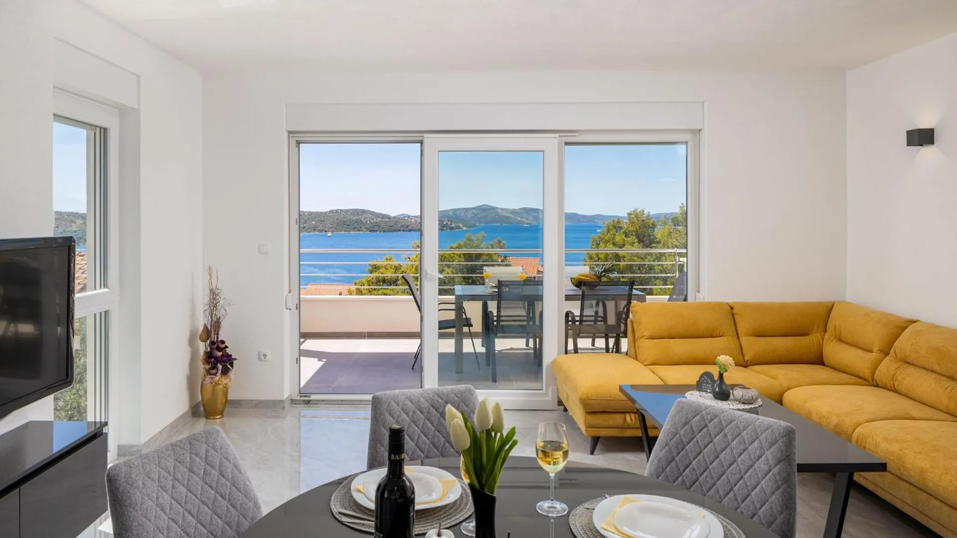 Villa Palavra - Apartments With Amazing Views And Shared Heated Pool Trogir